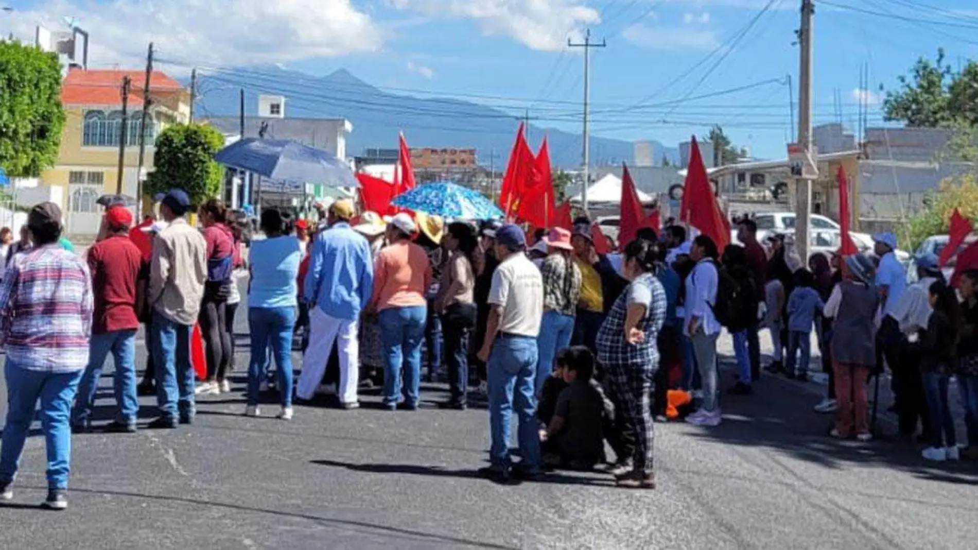 Antorchistas protestan con alcalde Mario de la Rosa por incumplir obras